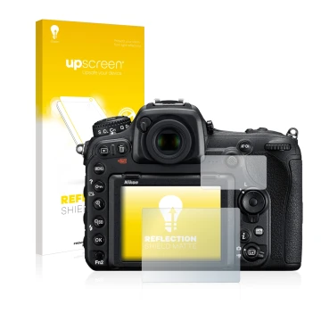 Parte frontal de un envase de producto con el logotipo de la marca upscreen. Al lado se muestra el dispositivo Nikon D500 con 