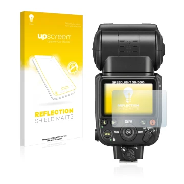 Parte frontal de un envase de producto con el logotipo de la marca upscreen. Al lado se muestra el dispositivo Nikon SB-5000 c