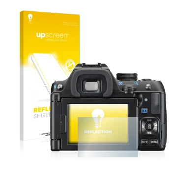 Parte frontal de un envase de producto con el logotipo de la marca upscreen. Al lado se muestra el dispositivo Pentax K-70 con