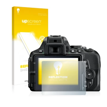 Parte frontal de un envase de producto con el logotipo de la marca upscreen. Al lado se muestra el dispositivo Nikon D5600 con