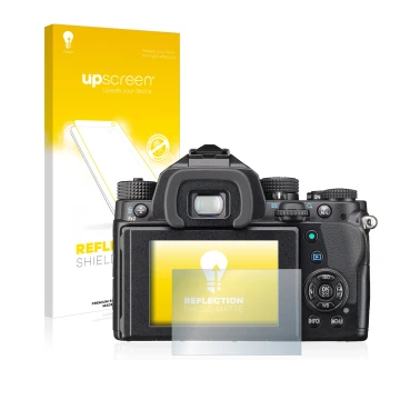 Parte frontal de un envase de producto con el logotipo de la marca upscreen. Al lado se muestra el dispositivo Pentax KP con s