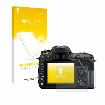 Parte frontal de un envase de producto con el logotipo de la marca upscreen. Al lado se muestra el dispositivo Nikon D7500 con