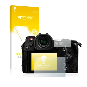 Parte frontal de un envase de producto con el logotipo de la marca upscreen. Al lado se muestra el dispositivo Panasonic Lumix