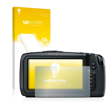Parte frontal de un envase de producto con el logotipo de la marca upscreen. Al lado se muestra el dispositivo Blackmagic Pock