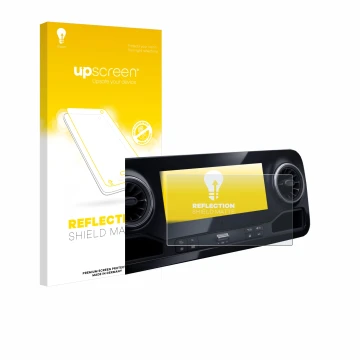 Parte frontal de un envase de producto con el logotipo de la marca upscreen. Al lado se muestra el dispositivo Mercedes-Benz S