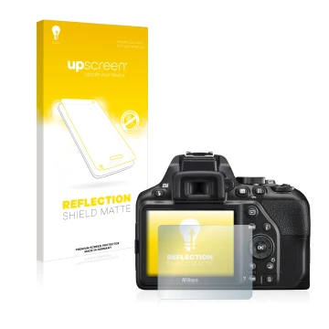 Parte frontal de un envase de producto con el logotipo de la marca upscreen. Al lado se muestra el dispositivo Nikon D3500 con