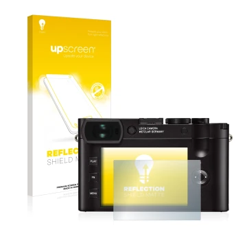 Parte frontal de un envase de producto con el logotipo de la marca upscreen. Al lado se muestra el dispositivo Leica Q2 con su