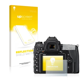 Parte frontal de un envase de producto con el logotipo de la marca upscreen. Al lado se muestra el dispositivo Nikon D780 con 