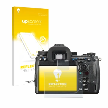 Parte frontal de un envase de producto con el logotipo de la marca upscreen. Al lado se muestra el dispositivo Pentax K-3 Mark