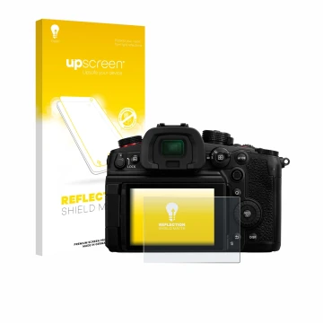 Parte frontal de un envase de producto con el logotipo de la marca upscreen. Al lado se muestra el dispositivo Panasonic Lumix