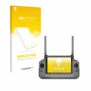 Parte frontal de un envase de producto con el logotipo de la marca upscreen. Al lado se muestra el dispositivo DJI RC Plus con