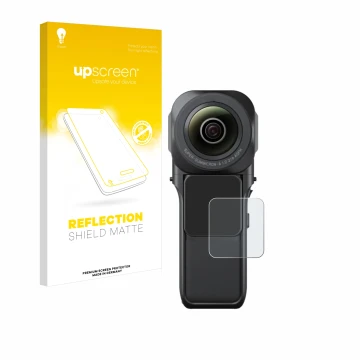 Parte frontal de un envase de producto con el logotipo de la marca upscreen. Al lado se muestra el dispositivo Insta360 One RS