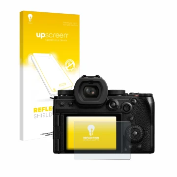 Parte frontal de un envase de producto con el logotipo de la marca upscreen. Al lado se muestra el dispositivo Panasonic Lumix