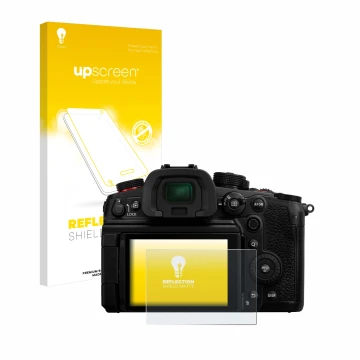 Parte frontal de un envase de producto con el logotipo de la marca upscreen. Al lado se muestra el dispositivo Panasonic Lumix