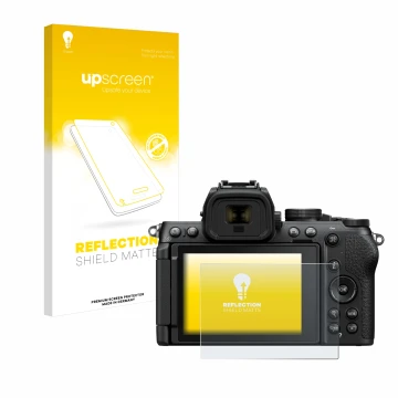 Parte frontal de un envase de producto con el logotipo de la marca upscreen. Al lado se muestra el dispositivo Nikon Z50 II co