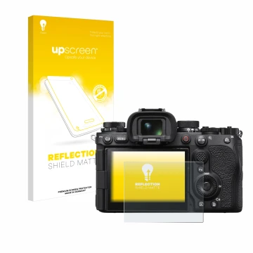 Parte frontal de un envase de producto con el logotipo de la marca upscreen. Al lado se muestra el dispositivo Sony Alpha 1 II