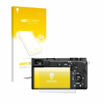 Parte frontal de un envase de producto con el logotipo de la marca upscreen. Al lado se muestra el dispositivo Sony Alpha 6100