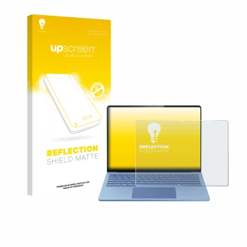 Parte frontal de un envase de producto con el logotipo de la marca upscreen. Al lado se muestra el dispositivo Microsoft Surfa