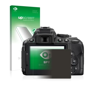 Parte frontal de un envase de producto con el logotipo de la marca upscreen. Al lado se muestra el dispositivo Nikon D5300 con