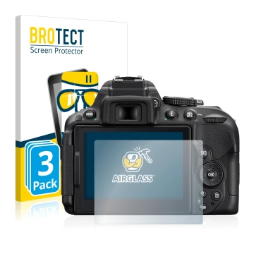 Parte frontal de un envase de producto con el logotipo de la marca BROTECT. Al lado se muestra el dispositivo Nikon D5300 con 