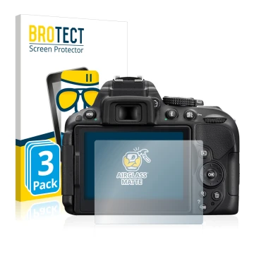 Parte frontal de un envase de producto con el logotipo de la marca BROTECT. Al lado se muestra el dispositivo Nikon D5300 con 