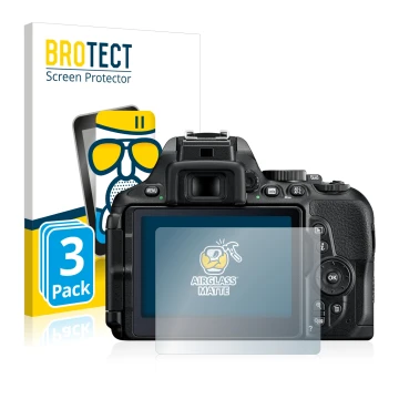 Parte frontal de un envase de producto con el logotipo de la marca BROTECT. Al lado se muestra el dispositivo Nikon D5600 con 