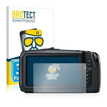 Parte frontal de un envase de producto con el logotipo de la marca BROTECT. Al lado se muestra el dispositivo Blackmagic Pocke