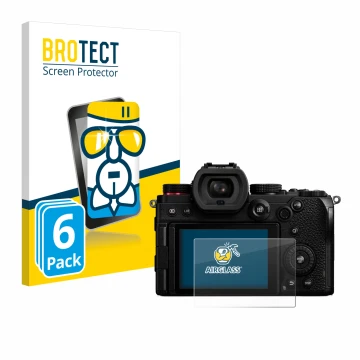 Parte frontal de un envase de producto con el logotipo de la marca BROTECT. Al lado se muestra el dispositivo Panasonic Lumix 