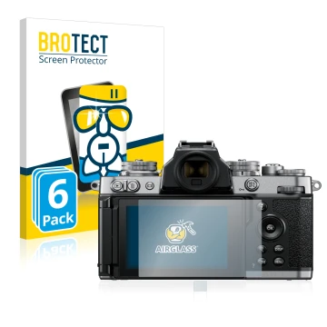 Parte frontal de un envase de producto con el logotipo de la marca BROTECT. Al lado se muestra el dispositivo Nikon Z fc con s