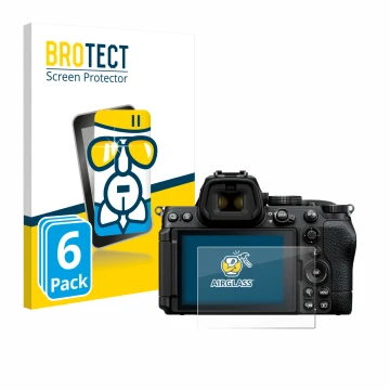 Parte frontal de un envase de producto con el logotipo de la marca BROTECT. Al lado se muestra el dispositivo Nikon Z5 II con 