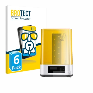 Parte frontal de un envase de producto con el logotipo de la marca BROTECT. Al lado se muestra el dispositivo Anycubic Wash & 