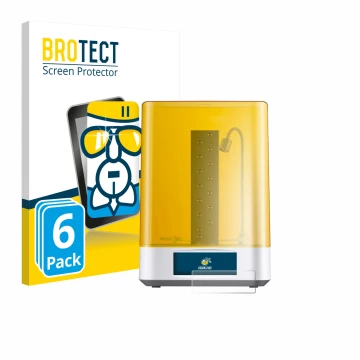 Parte frontal de un envase de producto con el logotipo de la marca BROTECT. Al lado se muestra el dispositivo Anycubic Wash & 