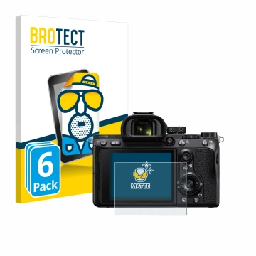 Parte frontal de un envase de producto con el logotipo de la marca BROTECT. Al lado se muestra el dispositivo Sony Alpha 7 III
