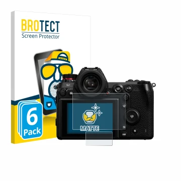 Parte frontal de un envase de producto con el logotipo de la marca BROTECT. Al lado se muestra el dispositivo Panasonic Lumix 