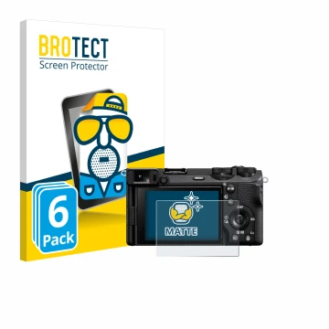 Parte frontal de un envase de producto con el logotipo de la marca BROTECT. Al lado se muestra el dispositivo Sony Alpha 6700 
