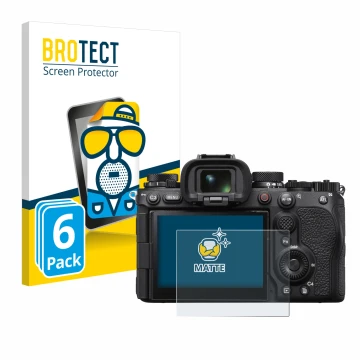 Parte frontal de un envase de producto con el logotipo de la marca BROTECT. Al lado se muestra el dispositivo Sony Alpha 1 II 