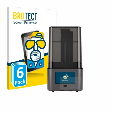 Parte frontal de un envase de producto con el logotipo de la marca BROTECT. Al lado se muestra el dispositivo Anycubic Photon 