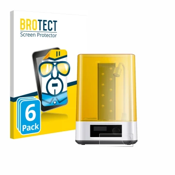 Parte frontal de un envase de producto con el logotipo de la marca BROTECT. Al lado se muestra el dispositivo Anycubic Wash & 