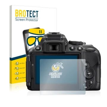 Parte frontal de un envase de producto con el logotipo de la marca BROTECT. Al lado se muestra el dispositivo Nikon D5300 con 