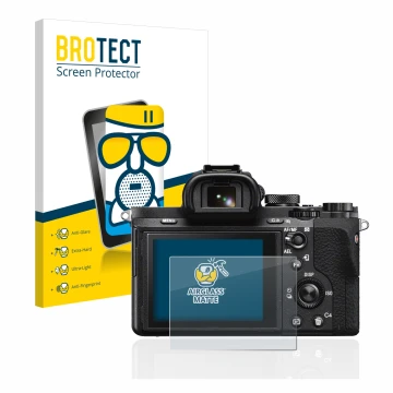 Parte frontal de un envase de producto con el logotipo de la marca BROTECT. Al lado se muestra el dispositivo Sony Alpha 7 II 