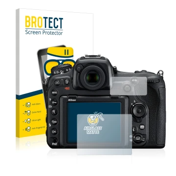 Parte frontal de un envase de producto con el logotipo de la marca BROTECT. Al lado se muestra el dispositivo Nikon D500 con s
