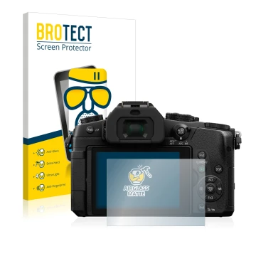 Parte frontal de un envase de producto con el logotipo de la marca BROTECT. Al lado se muestra el dispositivo Panasonic Lumix 