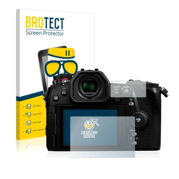 Parte frontal de un envase de producto con el logotipo de la marca BROTECT. Al lado se muestra el dispositivo Panasonic Lumix 