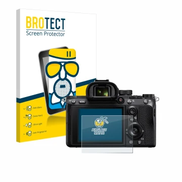 Parte frontal de un envase de producto con el logotipo de la marca BROTECT. Al lado se muestra el dispositivo Sony Alpha 7 III