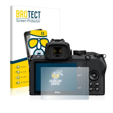 Parte frontal de un envase de producto con el logotipo de la marca BROTECT. Al lado se muestra el dispositivo Nikon Z 50 con s