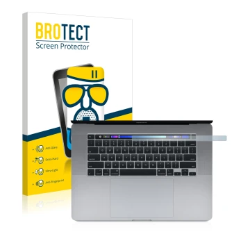 Parte frontal de un envase de producto con el logotipo de la marca BROTECT. Al lado se muestra el dispositivo Apple MacBook Pr