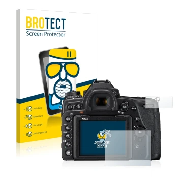 Parte frontal de un envase de producto con el logotipo de la marca BROTECT. Al lado se muestra el dispositivo Nikon D780 con s
