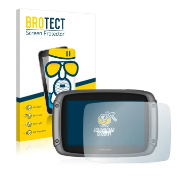 Parte frontal de un envase de producto con el logotipo de la marca BROTECT. Al lado se muestra el dispositivo TomTom Rider 50 