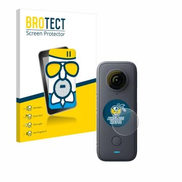Parte frontal de un envase de producto con el logotipo de la marca BROTECT. Al lado se muestra el dispositivo Insta360 One X2 
