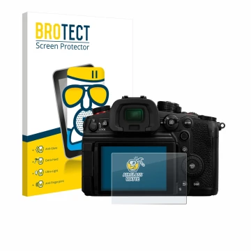 Parte frontal de un envase de producto con el logotipo de la marca BROTECT. Al lado se muestra el dispositivo Panasonic Lumix 